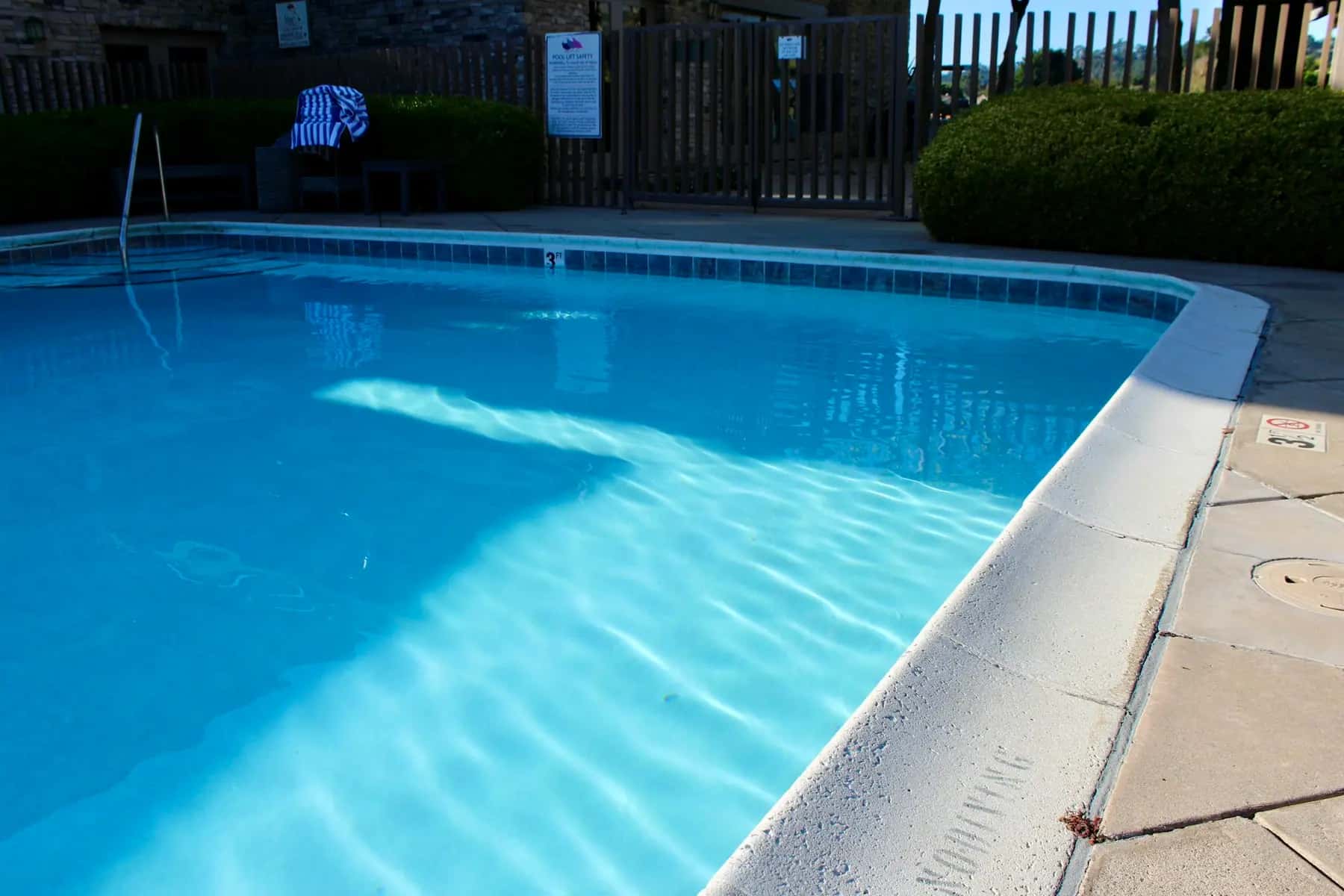 Pool edge finished with travertine coping