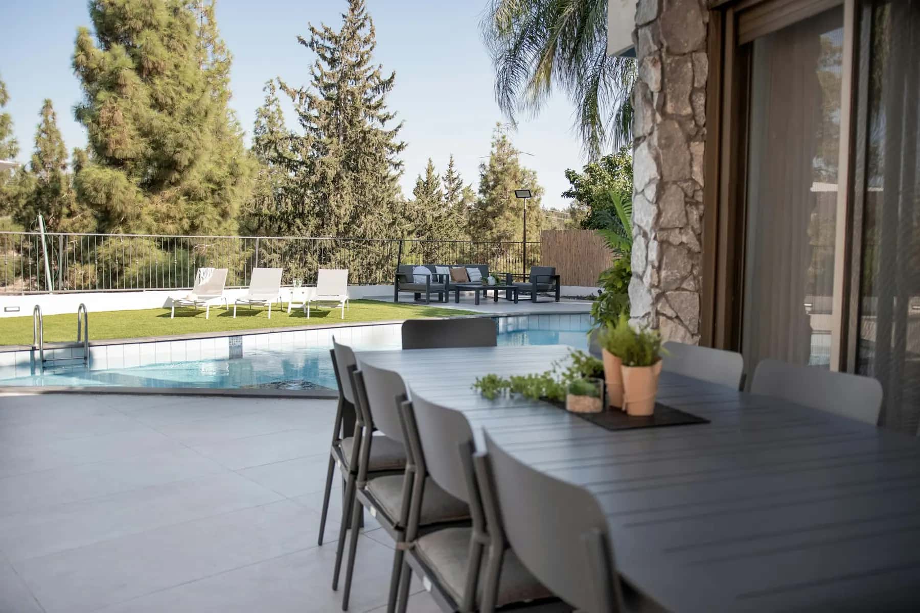 Porcelain tile pool deck with outdoor dining area